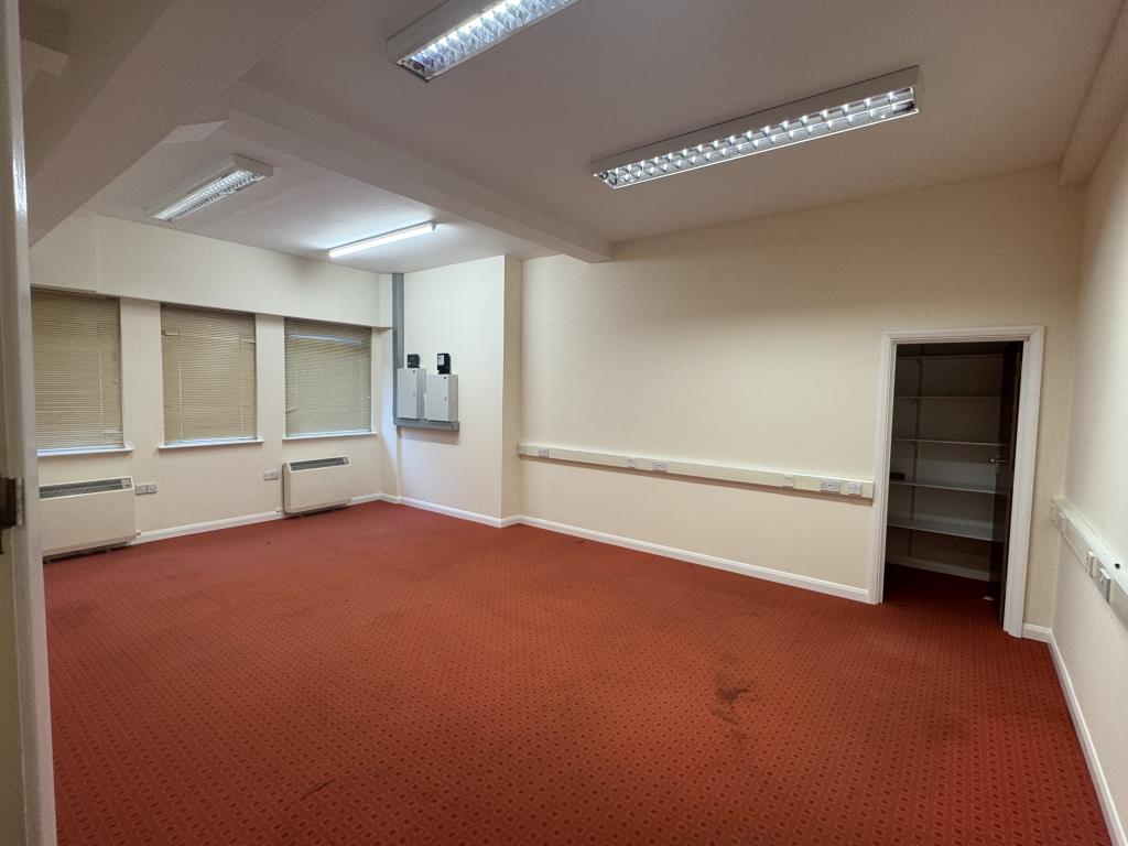 Lot: 70 - 6,500 SQ.FT TWO STOREY FREEHOLD TOWN CENTRE BUILDING ARRANGED AS OFFICES WITH SCOPE FOR CONVERSION - A meeting room/Office